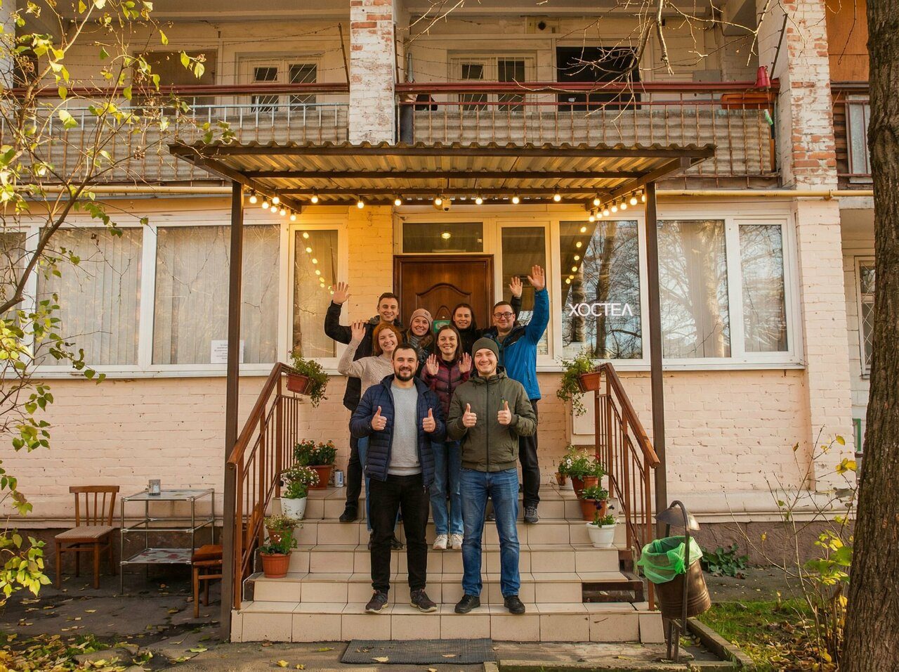 Гости и администраторы хостела «Клевер» на крыльце, Клиническая, 22