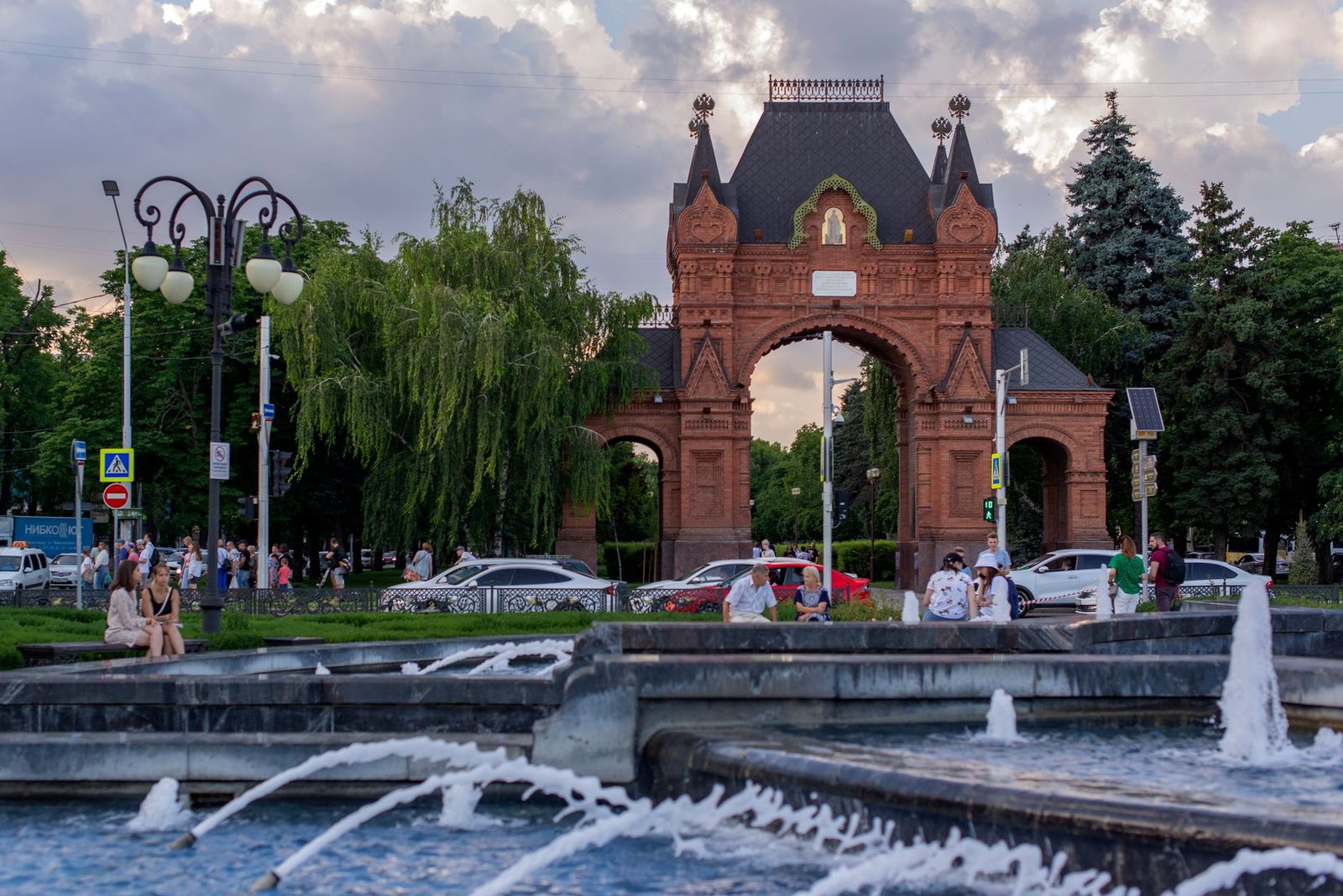 Триумфальная арка и фонтаны в центре Краснодара